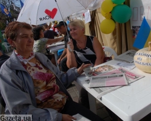 Прихильники Тимошенко побилися з &quot;Людьми в чорному&quot;: літали гроші, стільці та прапори