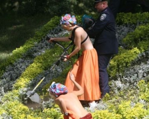 Девушек из Femen из суда выпустили, но против них могут возбудить уголовное дело