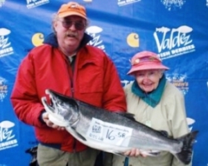 93-річна бабуся виграла турнір з ловлі лосося на Алясці