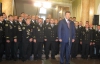 В Донецке президента приветствовала специально построившаяся массовка