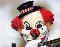 Вооруженных клоунов-грабителей обманули в ювелирном магазине