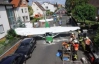 Пилот-любитель снес крылом самолета уличный фонарь и приземлился посреди улицы
