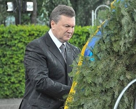 БЮТ встал на защиту женщины, которая &quot;изувечила&quot; венок Януковича