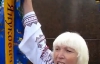 Жінку, яка зрізала частину стрічки з вінка Януковича, затримали на 10 діб