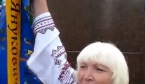 Жінку, яка зрізала частину стрічки з вінка Януковича, затримали на 10 діб