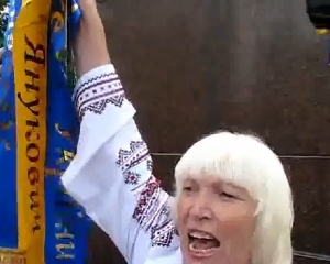 Женщину, которая срезала часть ленты с венка Януковича, задержали на 10 суток 