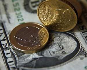 Евро упал на 8 копеек, доллар остался стабильным - межбанк