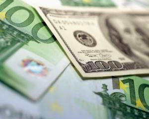 Євро дешевшає відносно долара на тлі негараздів з економікою Європи