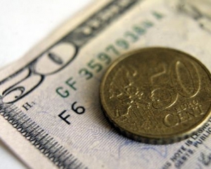В Украине евро подлешевел на 5 копеек, курс доллара почти непоколебим