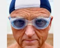 70-летний дедушка переплыл Ла-Манш, чтобы собрать деньги на исследовательский университет