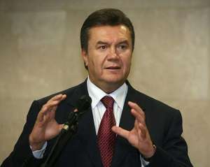 Янукович привез будущим &quot;королевым&quot; компьютерный класс