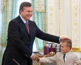 В гимназию вместе с Януковичем пустили только первоклассников