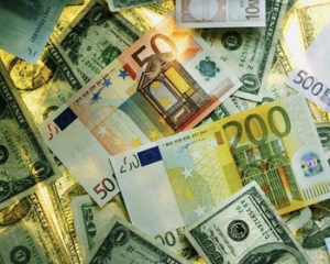 Євро подешевшав на 14 копійок, курс долара майже не змінився - міжбанк