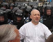 Турчинов в милицию пока не ходил - там еще собирают материалы