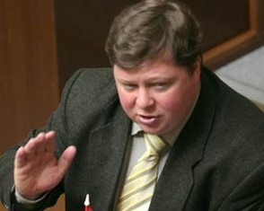 В Компартии заявили, что Азаров не слезет с "долговой иглы"
