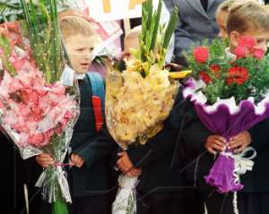 На Луганщине 8 детей потеряли сознание во время школьной линейки