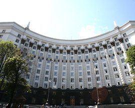 Азаров увеличил количество чиновников на 3 тысячи