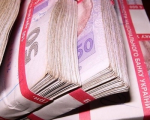 Експерт радить українцям тримати гроші у валюті й не обмінювати на золото