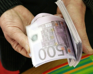 В Украине подешевел евро, доллар продают по 8 гривен