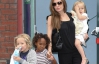 Анджелина Джоли не выпускает детей с рук
