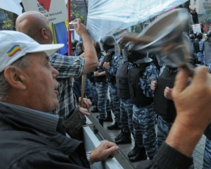 Тимошенко відправила нардепів розібратися із бійкою під Печерським судом