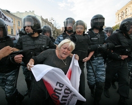 Під Печерським судом знесли намети, 11 активістів заарештовано