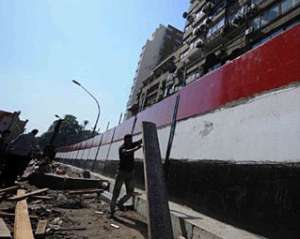 Израильское посольство в Каире обнесли бетонной стеной