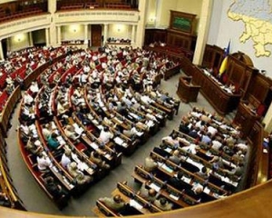 Оппозиция встретила Януковича криками "Ганьба!" и покинула сессионный зал