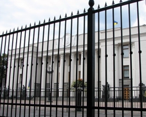 Литвин запевняє, що до паркану біля Ради парламент не причетний