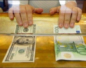 Курсы доллара и евро укрепились на межбанке