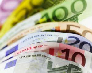 Доллар подешевел к евро, у инвесторов появился аппетит к риску