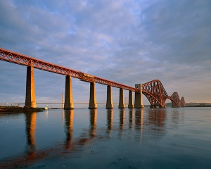 Шотландский мост, который невозможно покрасить, покрывают 250 тыс тоннами краски