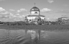 Прихожане в церковь плывут на лодках