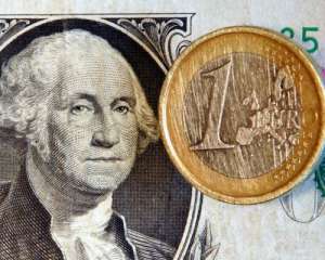 Долар та євро подешевшали на міжбанку