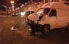 Через вантажівку в центрі Києва розбились дві машини і світлофор