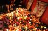 В память о хоккеистах "Локомотива" болельщики жгли свечи и пели гимн