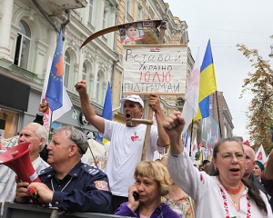 На Крещатике снова дерутся - "Беркут" не дает сторонникам Тимошенко установить палатки