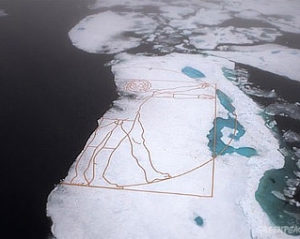 На арктических льдах художник изобразил гигантскую копию рисунка да Винчи