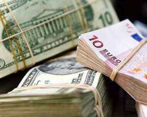 Доллар и евро немного подешевели на межбанке