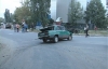 Вантажівка з бетоном добряче зім'яла зелені "Жигулі" у Києві