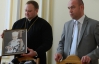 К портрету президента в тернопольские школы добавили портрет священника