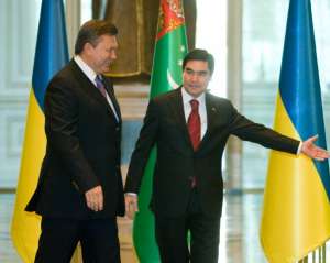 Янукович наговорив туркменським українцям, як в Україні усе добре