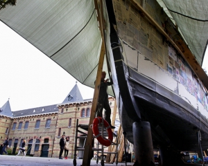 Крупнейший бумажный корабль в мире имеет длину 20 м и высоту 4,5 м