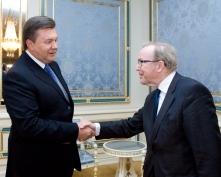 Янукович розповів Мартенсу, чим він займається