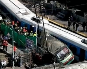 У Аргентині електричка розтрощила автобус разом із пасажирами