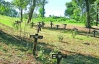 Меморіальні  "Чорні дошки" в Калиновому гаю повикидали на смітник