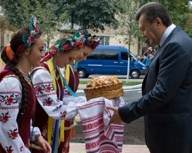 Януковича турбують ціни на хліб в Києві та Севастополі