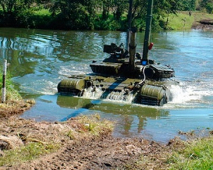 Механік утопився в танку під час навчань на Рівненщині