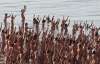 Тисяча ізраїльтян голяка позувала на березі Мертвого моря