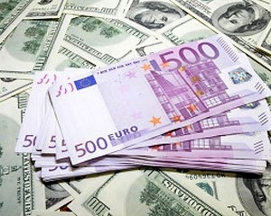 Евро потерял 11 копеек, доллар остался на прежних позициях